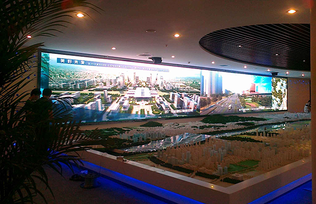 江蘇鹽城汽車商貿城展館P5室內全彩LED顯示屏由上海智彩科技設計、安裝